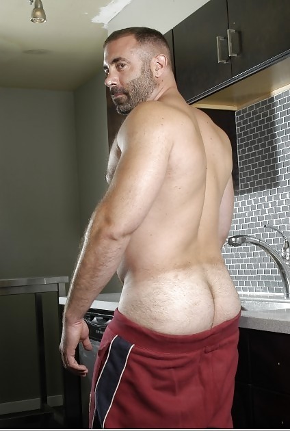 revengeofthebears:  thebigbearcave:  cracked IV  buttcrack is awesome 