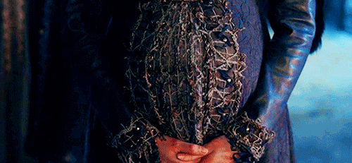 philomaela:  “[Aslaug] was the shield maiden Brynhildr’s daughter and was anxious to make her position known so her costumes are grand and very theatrical,” explains Joan Bergin (The costume designer for Vikings). To that end, she makes her grand