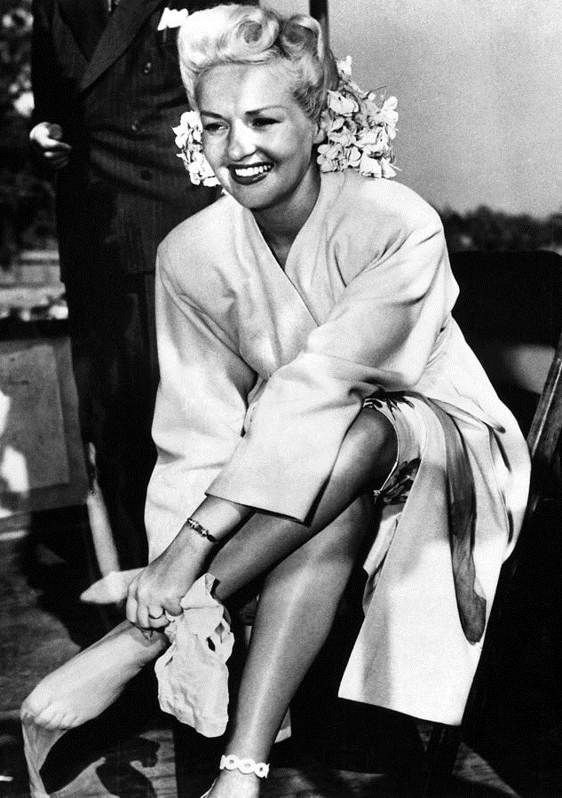 janiewyman:  Betty Grable putting on a pair of nylon stockings, c. 1940. 