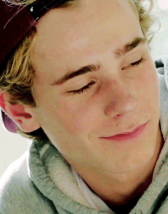cuddlyevak:#isak’s very subtle way of checking even out