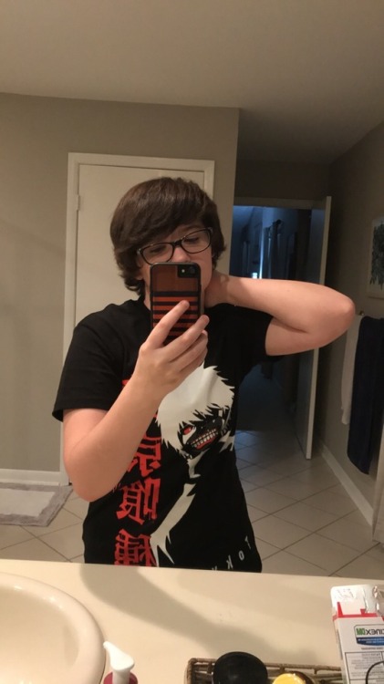 sasukeuniverse:idiot man wears even bigger idiot man on shirt