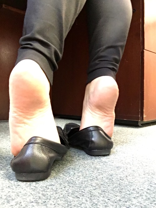 raidersofsmellysoles:Again, Frankie teasing the men in her office with her bare pink and yellow smel