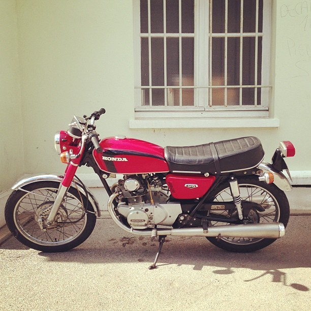 amaurycibot:  #honda #cbs #125 #vintage #retro