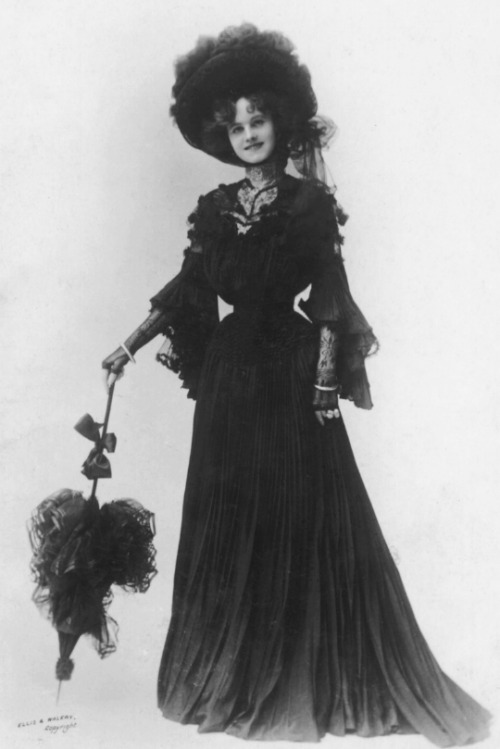 shewhoworshipscarlin:Actress Gertie Millar in “The Toreador,” 1901.