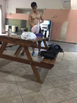 merlionboys:Fan Submission: “Guy found changing outside Bt Gombak Gym after working out today :)”Looks cute, lucky you!http://merlionboys.tumblr.com/