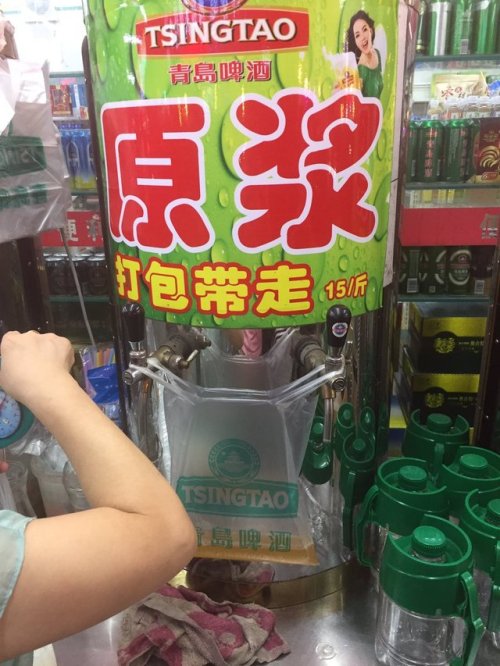 sukoyaka: 青島といえばこれ。袋ビール！新鮮な原浆（無濾過出来たて）ビールを袋につめて売ってくれる。一杯（一袋？）15元。袋からビールて…と面白半分で飲んだら最高に美味しかった。こんなに美味い