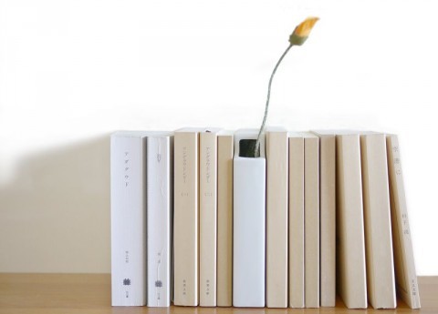significobs: How lovely is this idea of a vase in the shape of a book to put between books on a book