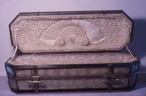 cotton-candy-bruises: volcano-grrl: Victorian glass casket; child’s I want my casket this pret