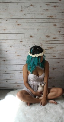 kitsncrowns: sunnywittledays:  The princess and the bun  YOU’RE SO FUCKIN CUTE 