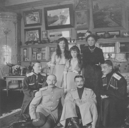 Photo 1-2 : Grand Duchess Maria Nikolaevna, Grand Duchess Anastasia Nikolaevna, Grand Duchess Olga N