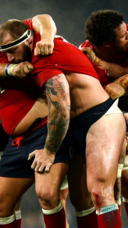 thickplumber:  potiuspot:  Scrum fun with Joe getting stripped by Chris Robshaw … Hubba hubba 😜   Ufffffffff!!!