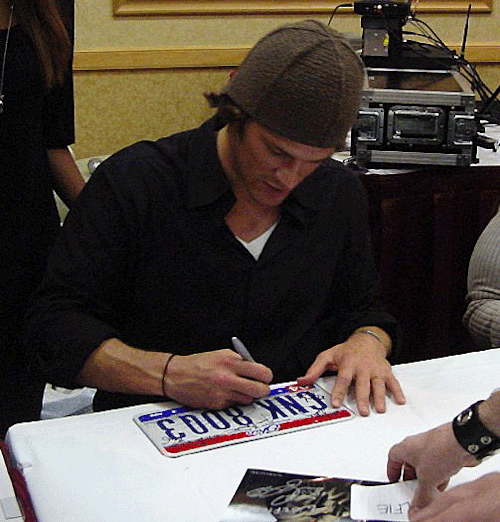 sam-and-dean-forever:  Jared signing our authentic CNK 80Q3 license plate at EyeCon, April 2008. 