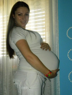 preggokiss:  Your sweet preggo piggy live