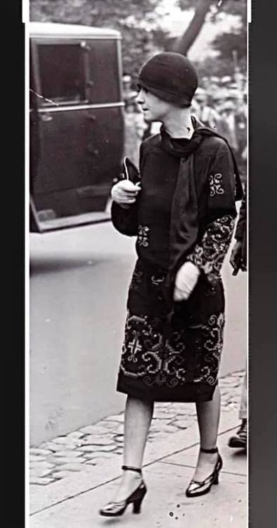 the1920sinpictures:1927 c. Dorothy Parker in New York City. From America in the 1920′s, FB.