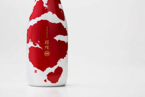 Brilliant koi carp packaging suits this luxury sake perfectly, design by BULLET Inc.