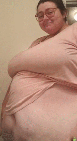 brendakthedonutgirl:onlyfats23:  elektron42:  hewholusts:  rock-a-belly: ♥♥♥♥ Dream Girl ♥♥♥♥  So huge and cute!  Take my breath away sexy   That BELLY 😍😍🔥   who is she?