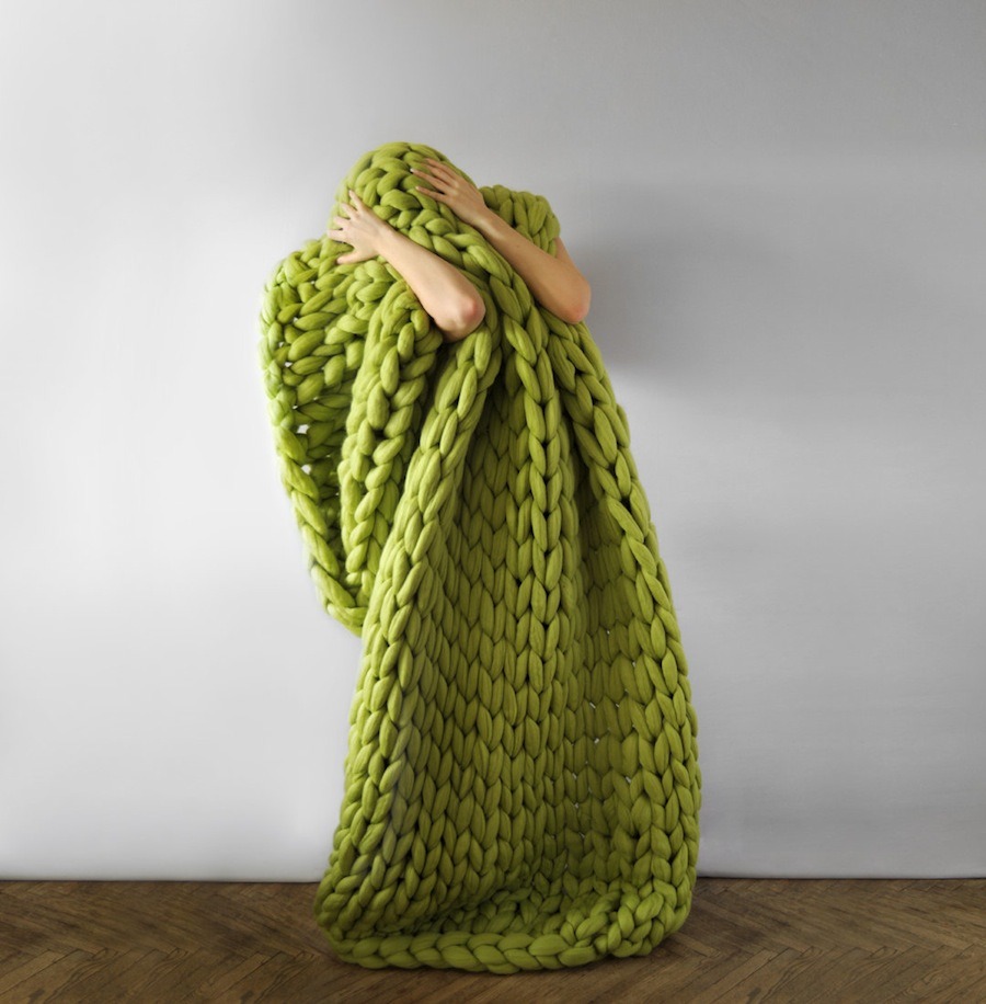 bludthinner:  ladyinterior:  Oversized Knitted Blankets, Anna Mo  aliroseg tell