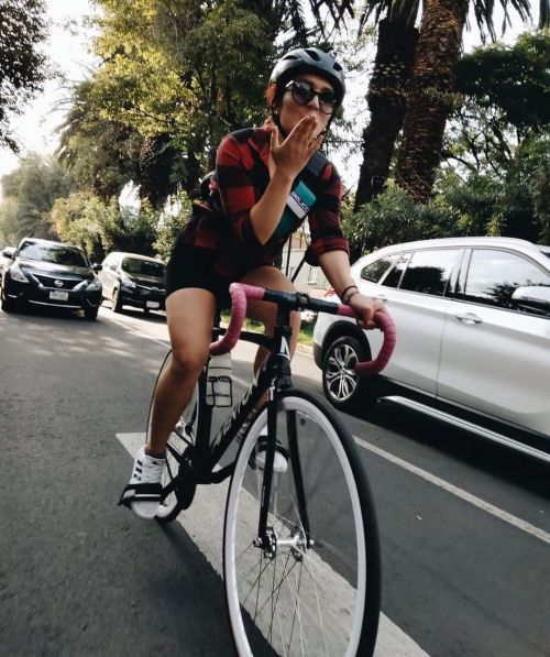 repost: • @ayla.valverde @ssayulitob #aventon #fixie #fixed #fixiegear #cdmx #bici #bicicleta #cyc