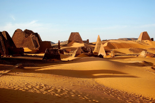 kayleekarusarsa:karduniash:The ruins of Meroë, Sudan.@batfrankbeyond