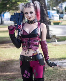 darknightgirls:  #harleyquinn @destinylee1cosplay