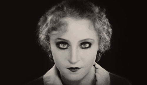 dracula-mountain:  - Brigitte Helm Metropolis (1927)  Film, na którym Słonimski nie zostawił suchej nitki xD