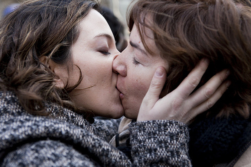 zingwong:  Fuck the homophobes! Let’s kiss in Paris! Geifobis deço kazzo! Suukkiamo neça Parisa! Photographer / Fotisto: Philippe Leroyer 