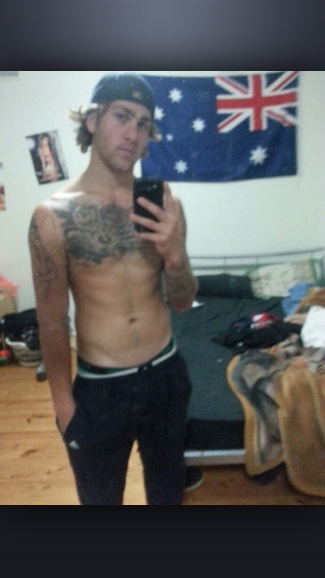 str8ozboys:  Hot str8 Aussie bogan - fuck me now! 😜 