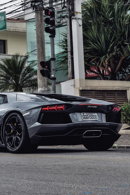 vistale:
“V12 Aventador | via
”