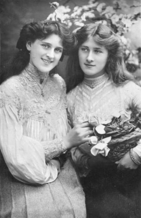 30 beautiful vintage portrait photos of the Dare Sisters, Phyllis and Zena, from the early 20th cent