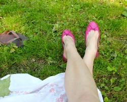 mesmerizingfeet:Flashy and awesome toecleavage.