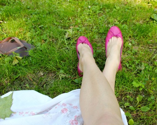 mesmerizingfeet:Flashy and awesome toecleavage.