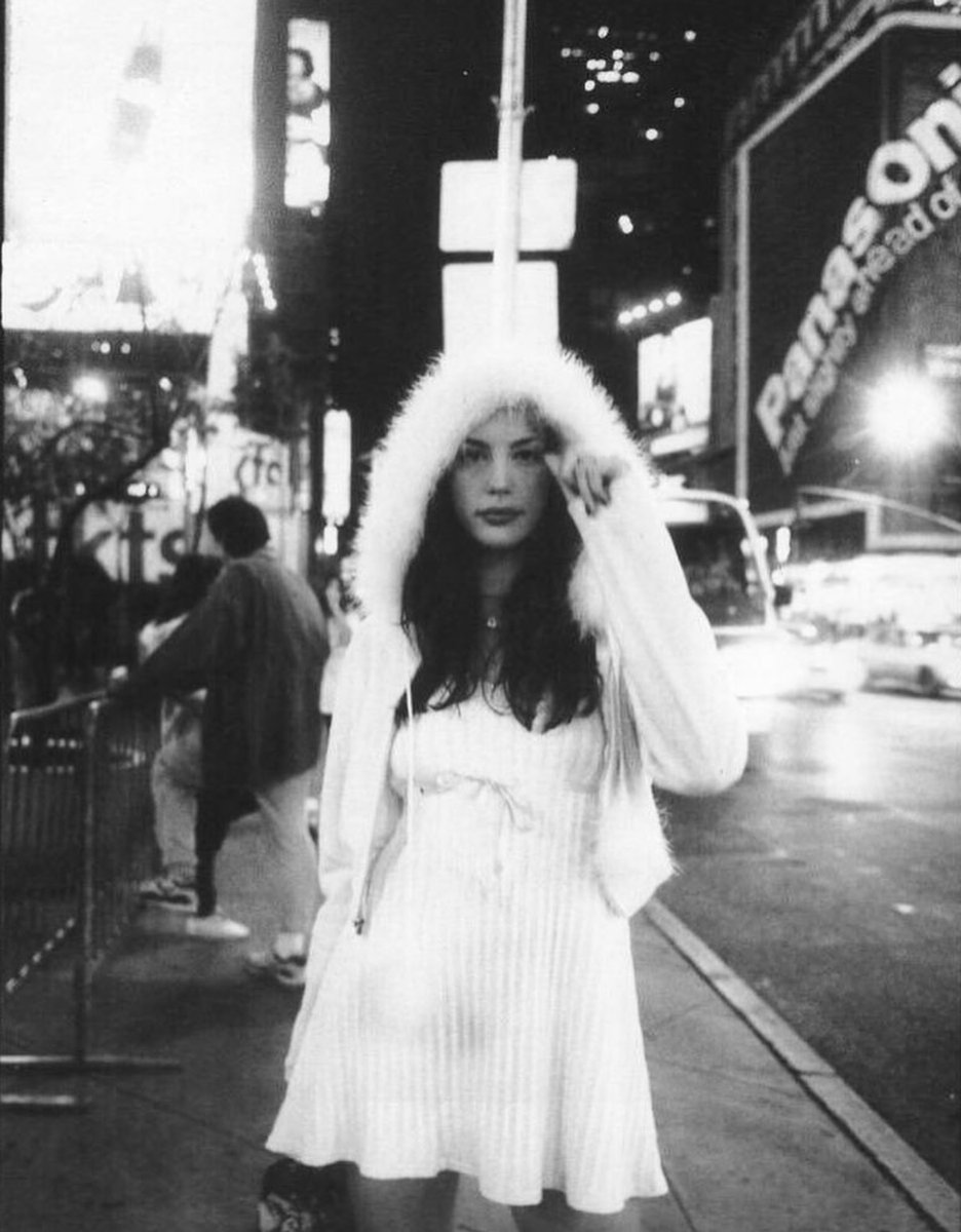 lostinhistorypics:Liv Tyler, 1995
