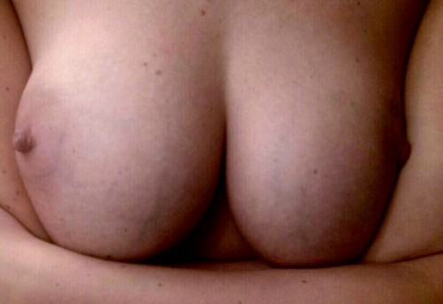 2strangerspassinthenight: Waiting to go out for New Years Eve…hope to get new followers, pics