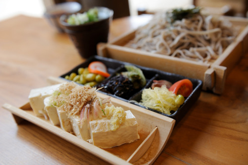 20110907 Gokayama 9 (My lunch!) by Bong GritVia Flickr:お昼は相倉合掌集落にあるごはん処で頂いた。メニューは山菜ざるそば＋冷奴。冷奴は堅豆腐。しっ