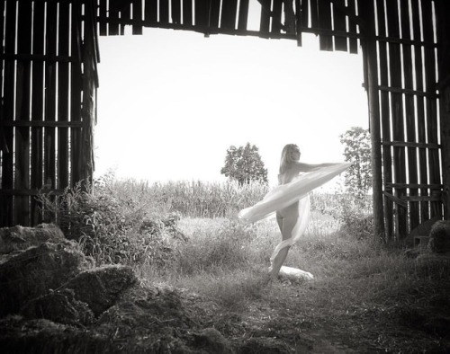 randompantsdesign:  Dancing in the barn with Amber. . #Model #modeling #nudeart #artnude #artnudephotography #nudemodeling #nudephotography #implied #impliednude #amberfrpf (at Stafford, Virginia)