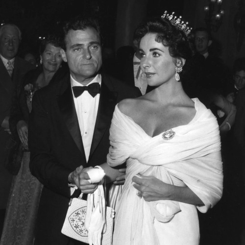 Elizabeth Taylor and husband Mike Todd at the 10th Cannes Film Festival in 1957.Elizabeth’s diamond 