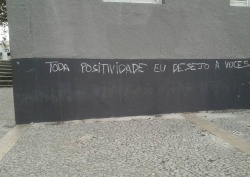 lardsereia:  siludenao:  supremecia:  dogueto:  grafitz: pois precisamos disso nos dias de luta   O medo cega os nossos sonhos,    mina linda eu quero morar na sua rua,  você deixou saudade.  quero te ver outra vez