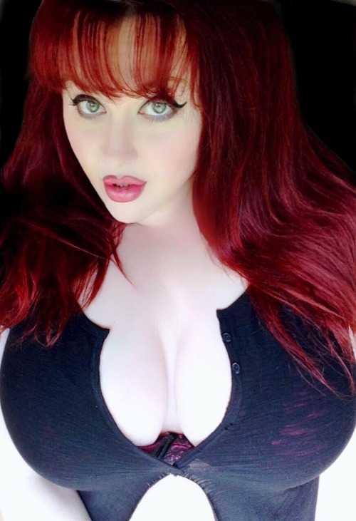 littlebunnysunshine:  Checking the windows too see if my boyfriend is home yet! 💖 I want dinner hot and on the table when he walks in the door!  God she is so beautiful. Those lips drive me crazy