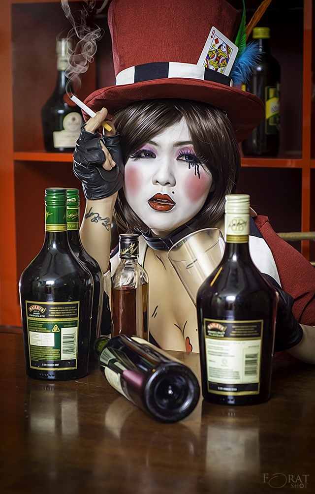 nsfwgamer:  sharemycosplay:  Yugana Senshi Uon as Mad Moxxi from #Borderlands. #cosplay
