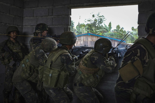 militaryarmament:Philippine Soldiers and Marines clearing the streets of Marawi city of ISIS-linked 