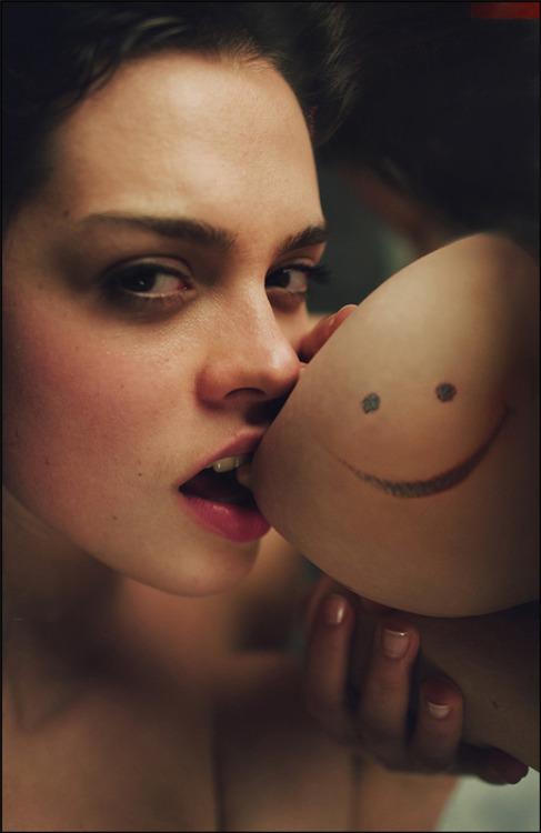 geekypornygirl:  Smiley =  Photographer Andrew Lucas  