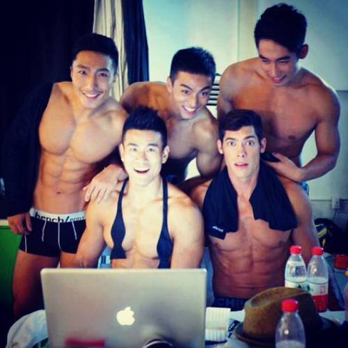 sggaysian:  siroman91:  Taaaadaaaaa  The guy in front of the laptop is so hot..