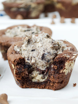 foodffs:  Oreo Cheesecake Stuffed Chocolate