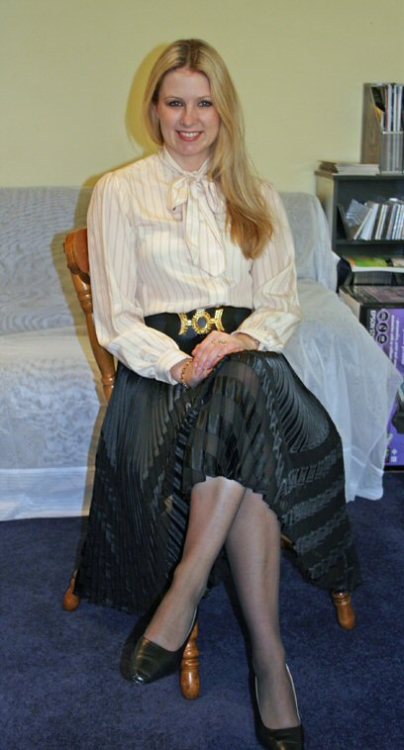 virtuousmodestlady: The pastor’s wife Mrs. Deborah Merx, wearing her modest pleated skirt, blo
