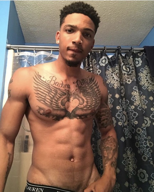 gotmelookintwice: cherrycherrycherrys: originalkind: sexnthecloset: IG: Teehardy12 Didn’t he g