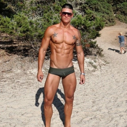 speedothighs:  Mean thighs on speedo man! 