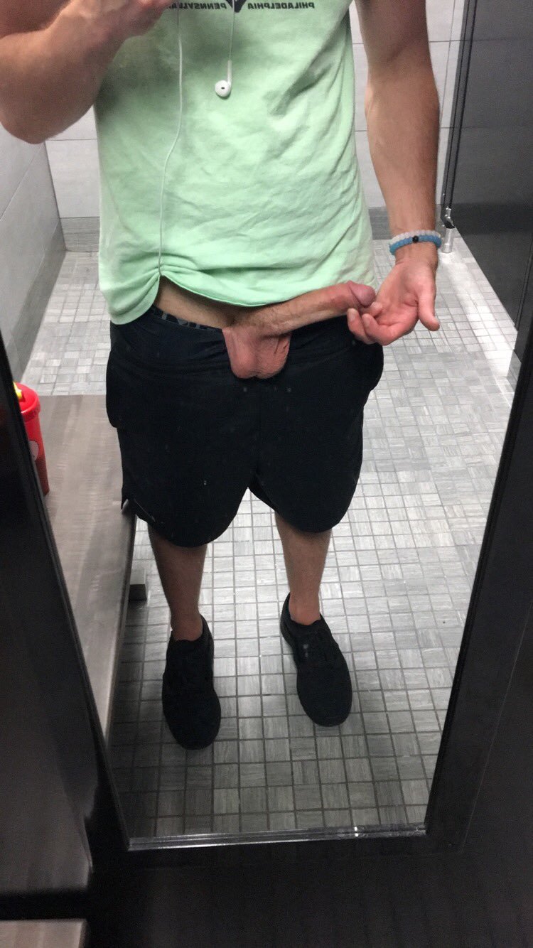 alanpalmsprings:  sprinkledpeen: This cute horny fucker  🌴If you like what you
