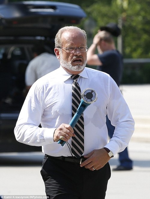 babyace:  Feeling the heat? Kelsey Grammer uses mini-fan on Chicago set of Transformers 4 while Michael Bay directs him on setBy Cliff Renfrew |  He knows how to keep his cool on set. Kelsey Grammer used a mini-fan on the set…View Post