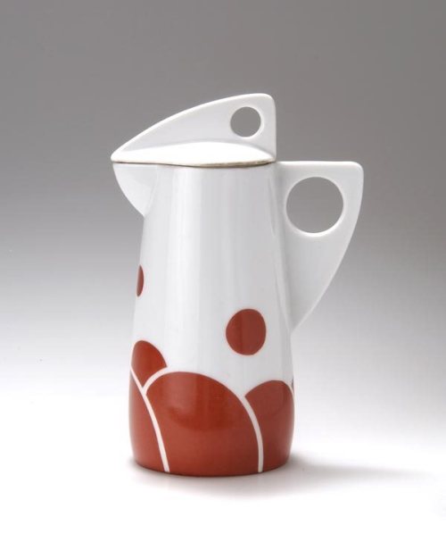 Jutta Sika, coffee/tea pot, jug, class of Kolo Moser, 1901-1902. Porcelain. MAK Vienna 