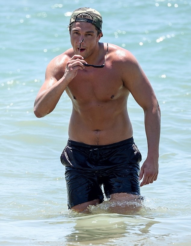 hotcelebs2000:  LEWIS BLOOR 